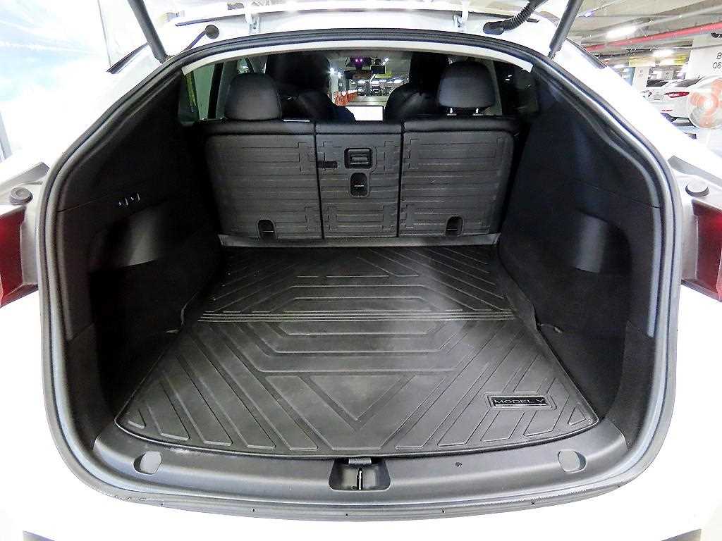 Tesla Model Y — photo 17