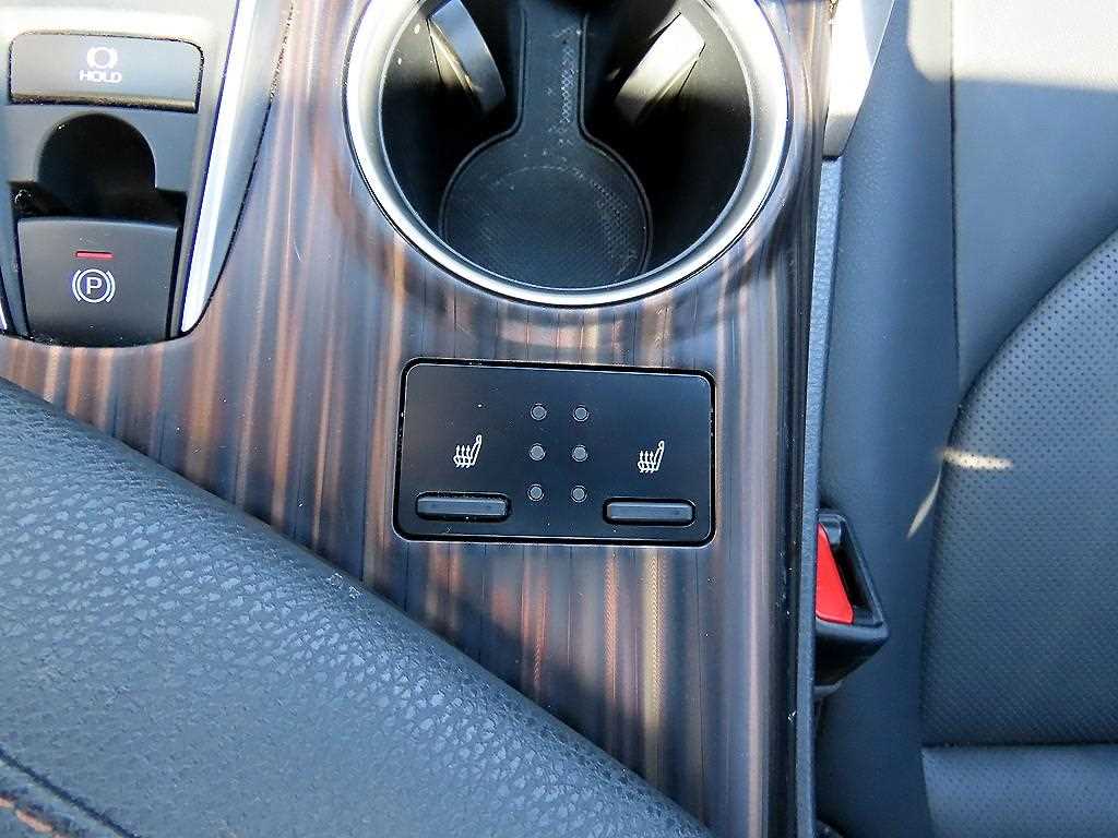 Toyota Camry — photo 13