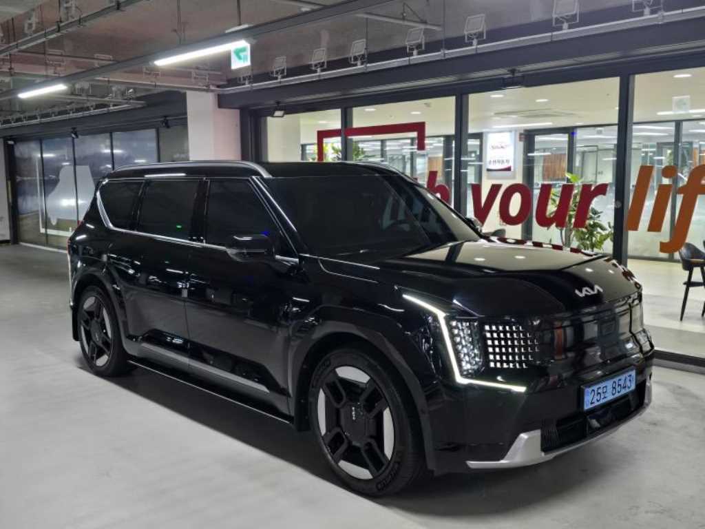 Kia EV9 — photo 01