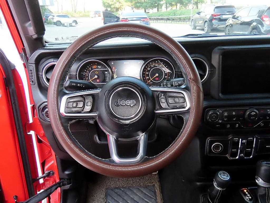 Jeep Wrangler — photo 08