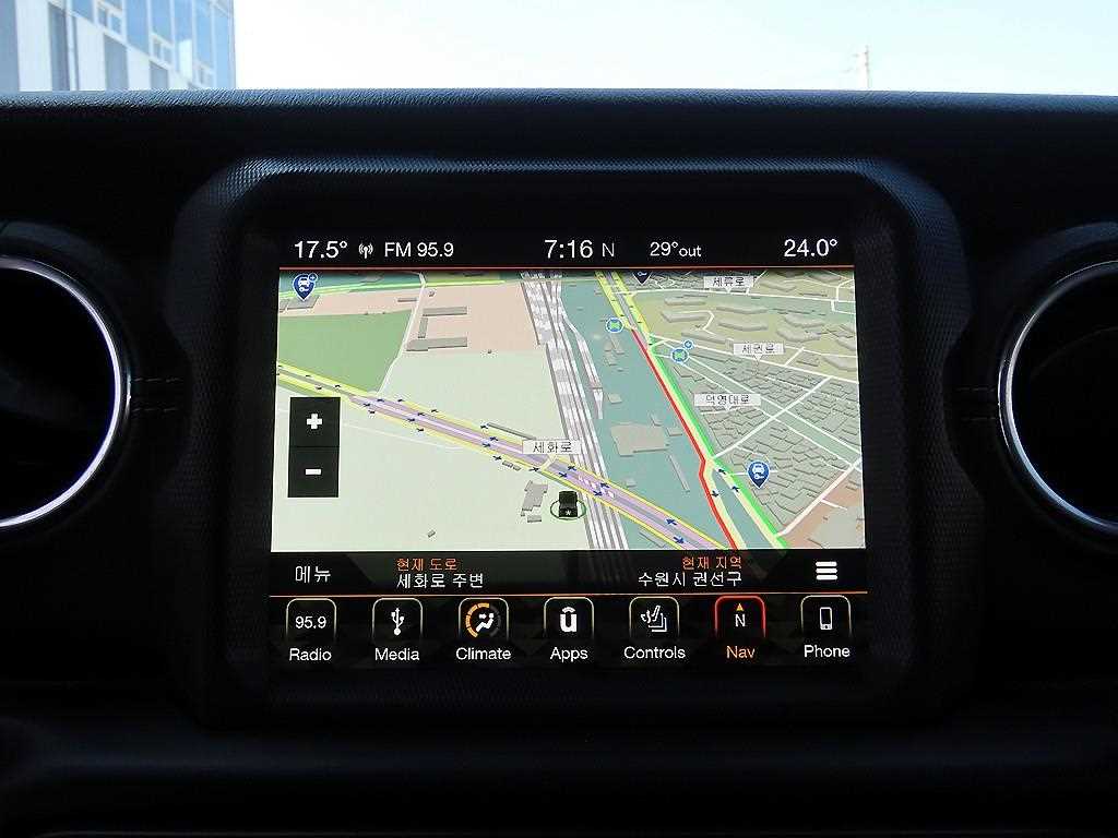 Jeep Wrangler — photo 14