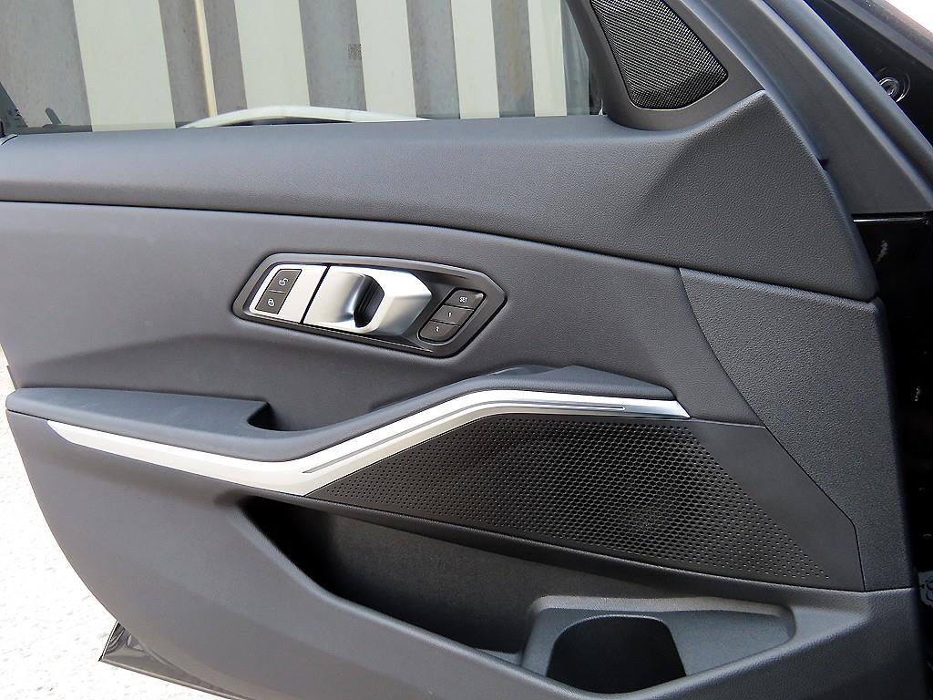 BMW 3-Series — photo 12