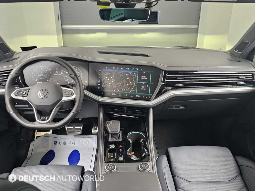 Volkswagen Touareg — photo 07