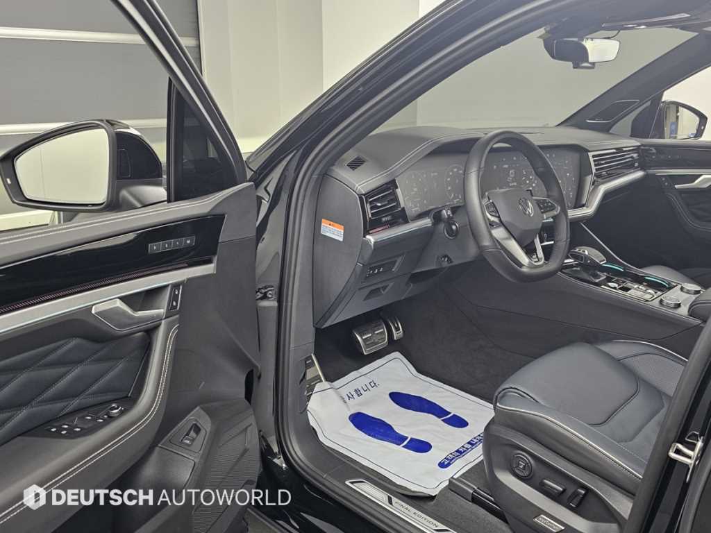 Volkswagen Touareg — photo 11