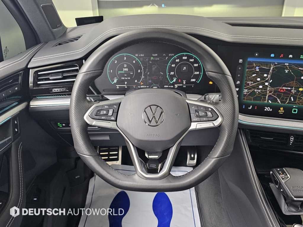 Volkswagen Touareg — photo 13