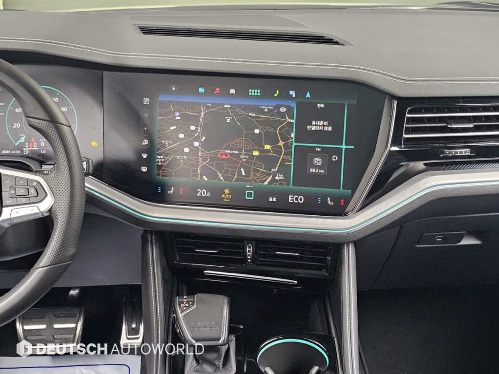 Volkswagen Touareg — photo 14