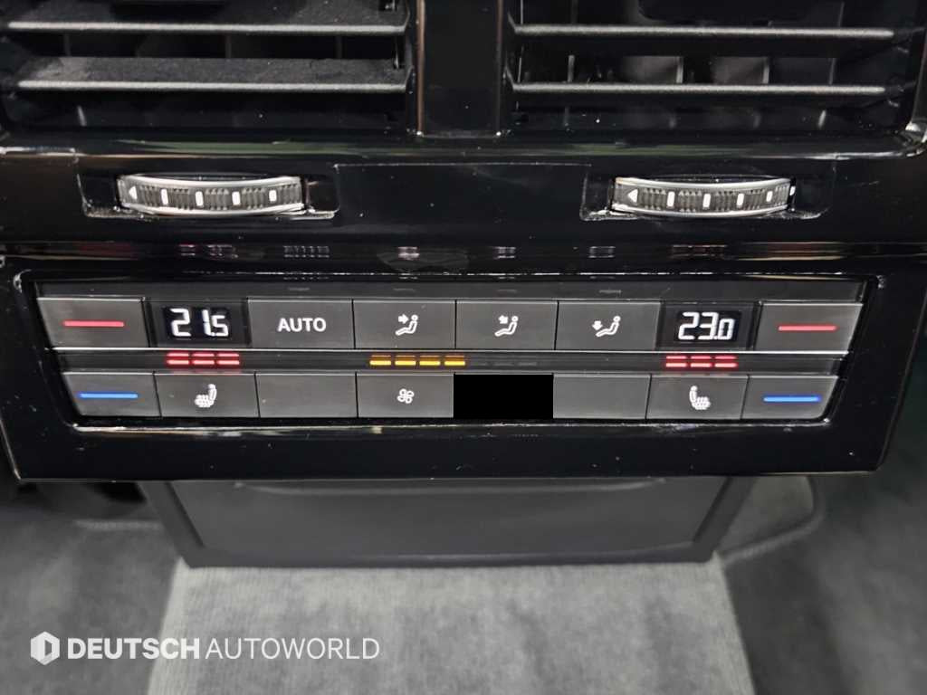 Volkswagen Touareg — photo 16