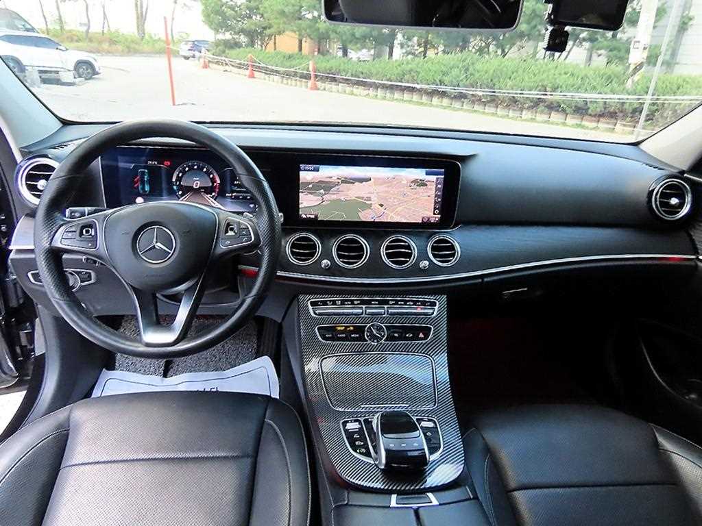 Mercedes-Benz E-Class — photo 07