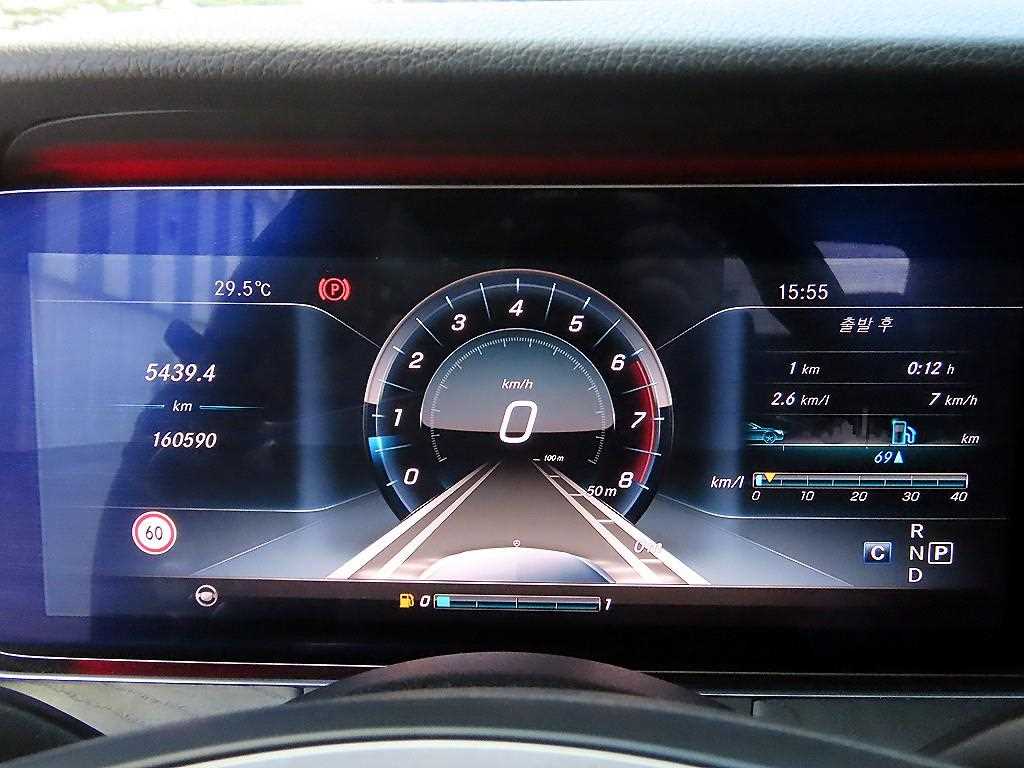 Mercedes-Benz E-Class — photo 09