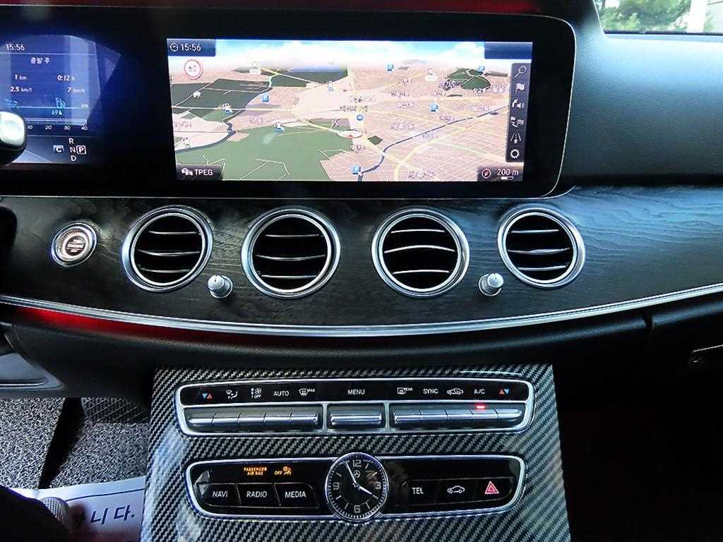 Mercedes-Benz E-Class — photo 13