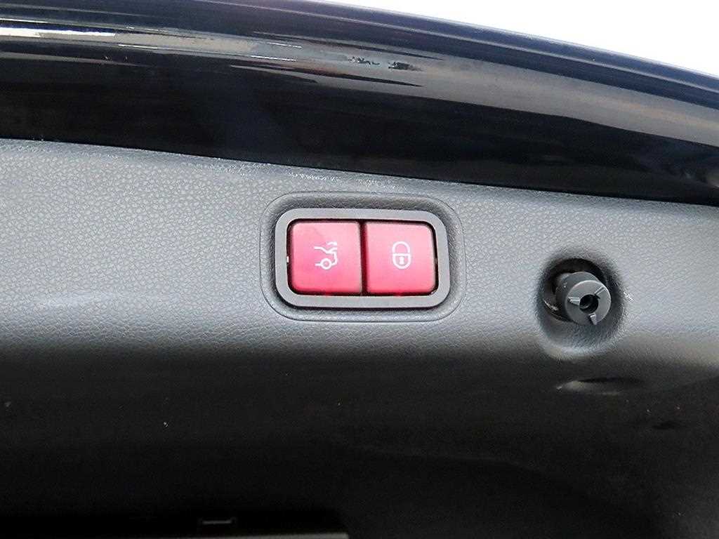 Mercedes-Benz E-Class — photo 16
