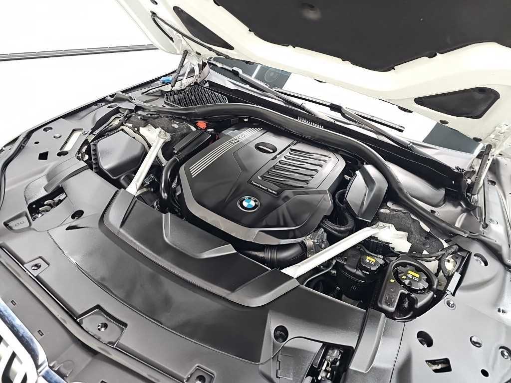 BMW 7-Series — photo 05