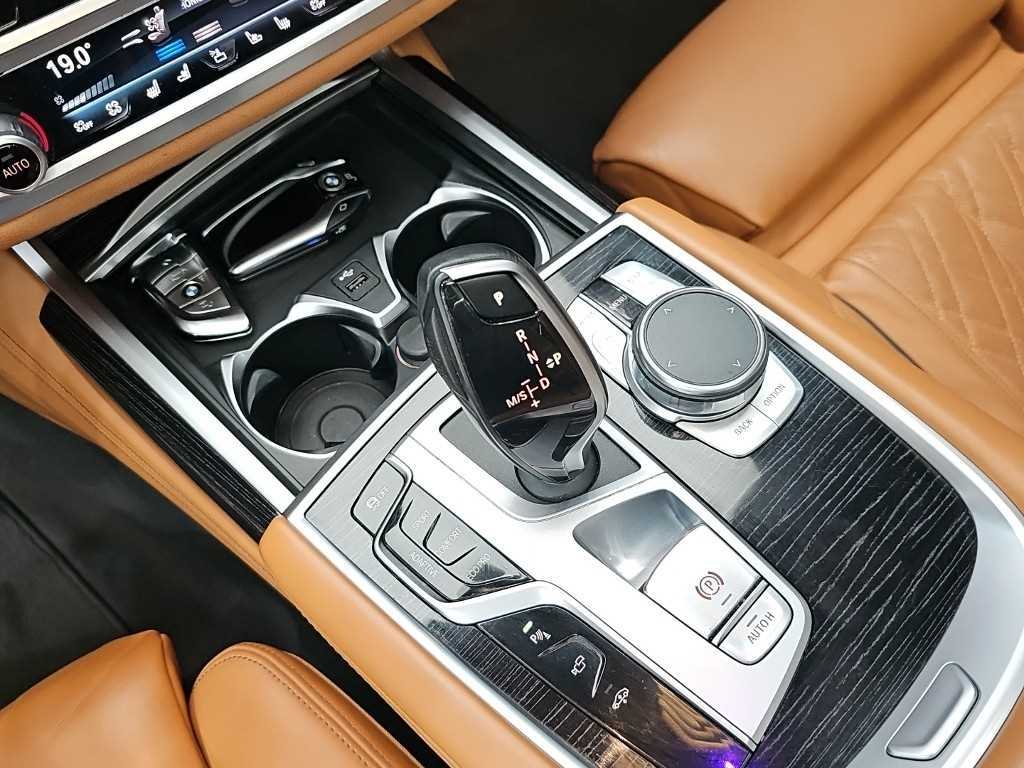 BMW 7-Series — photo 08