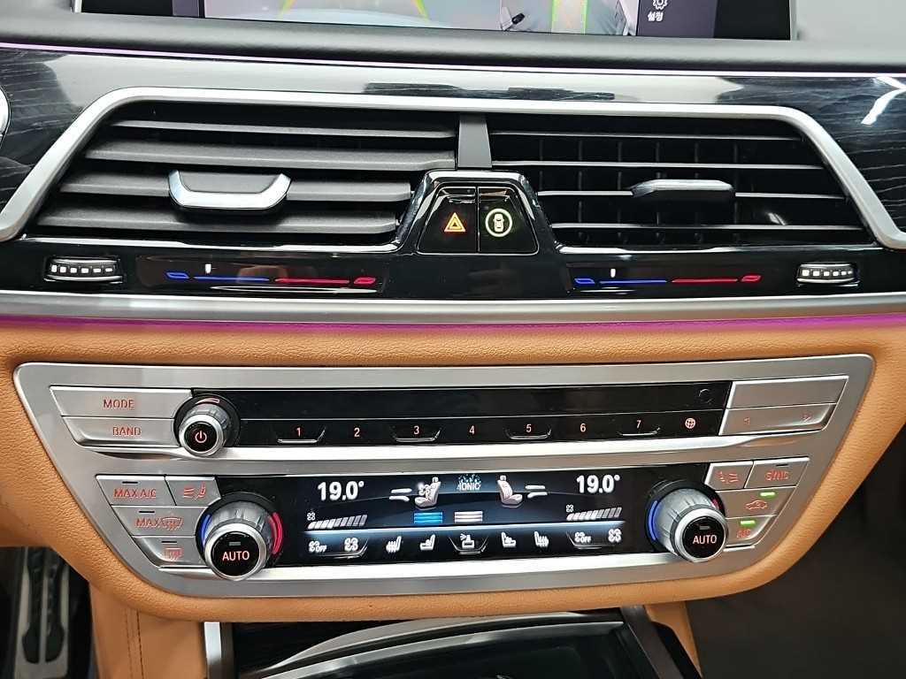 BMW 7-Series — photo 10