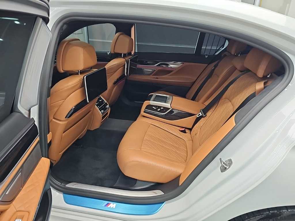 BMW 7-Series — photo 12