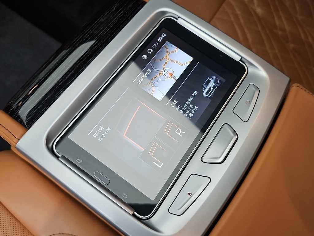 BMW 7-Series — photo 16