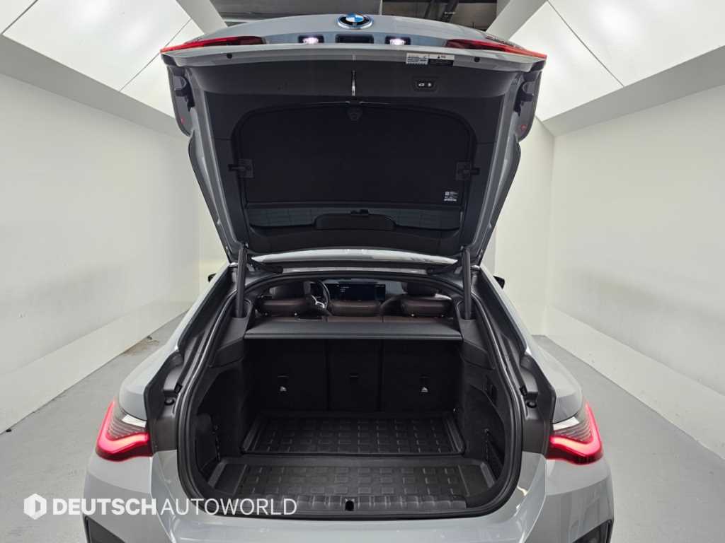BMW i4 — photo 19