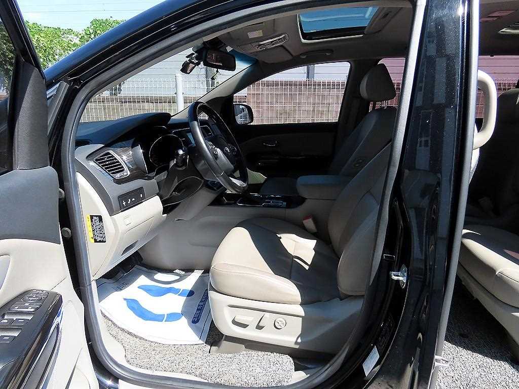 Kia Carnival — photo 05