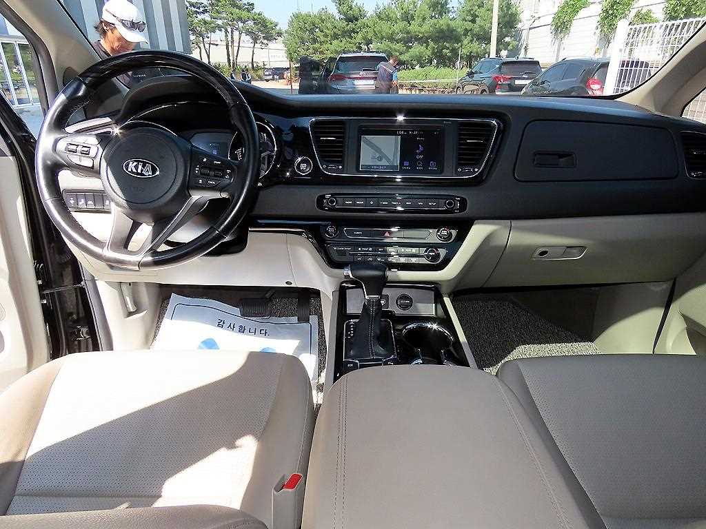 Kia Carnival — photo 08