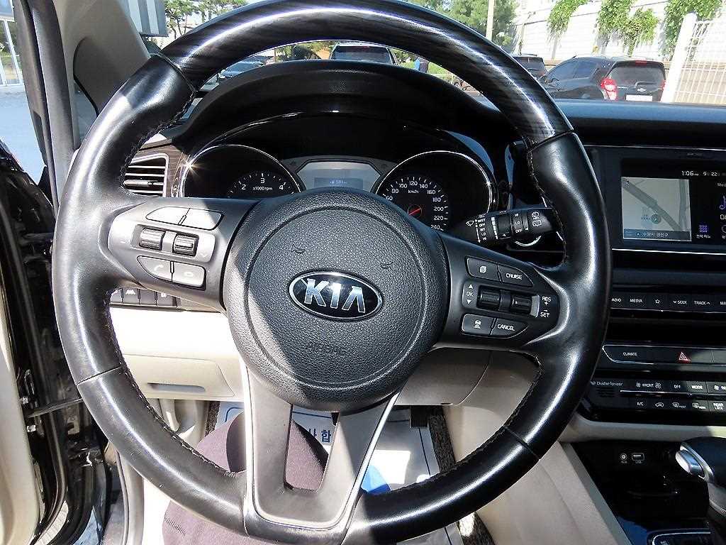 Kia Carnival — photo 09