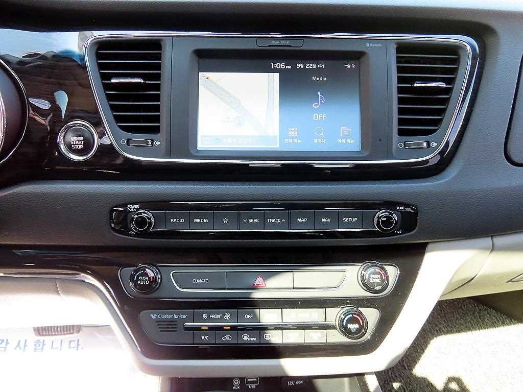 Kia Carnival — photo 12