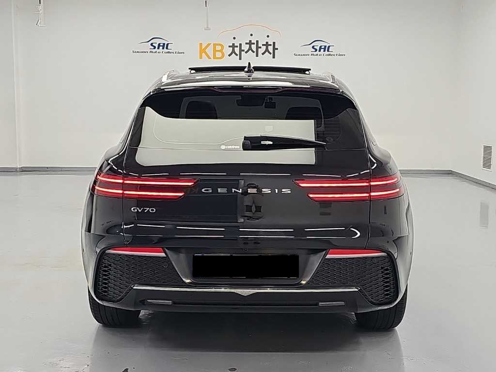 Genesis GV70 — photo 03