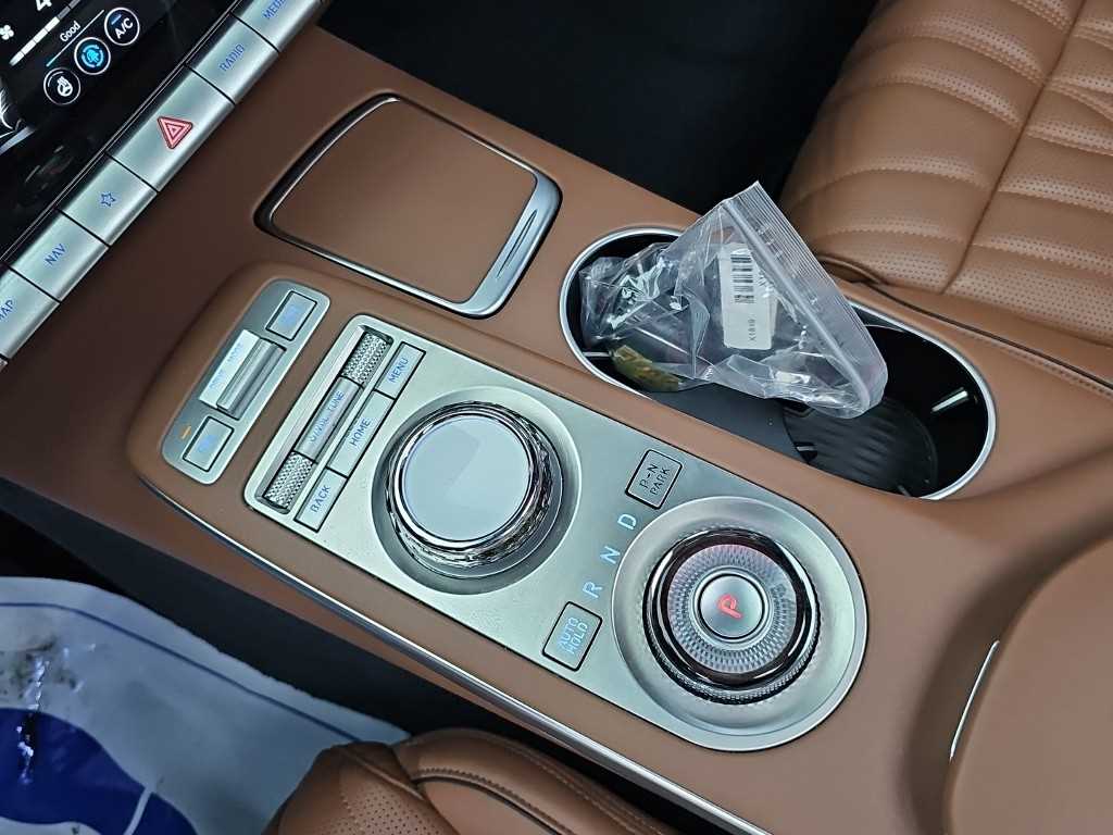 Genesis GV70 — photo 08