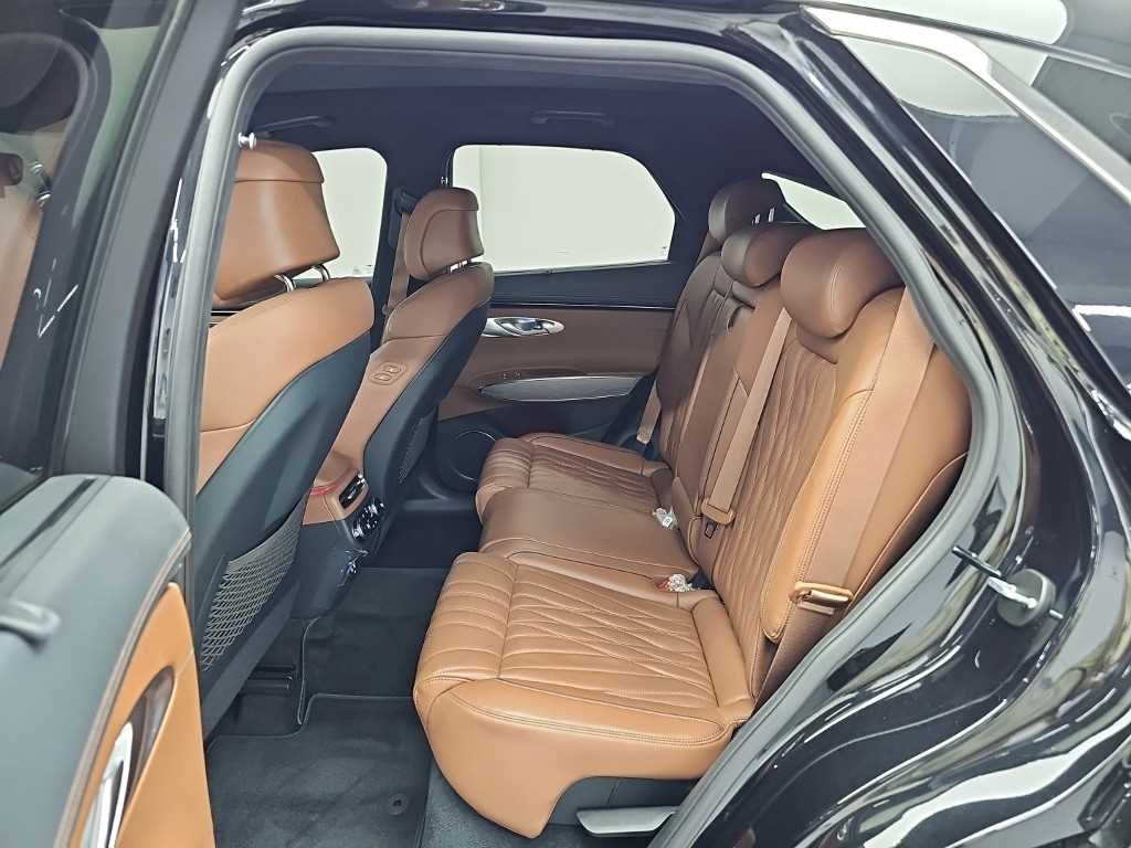 Genesis GV70 — photo 12