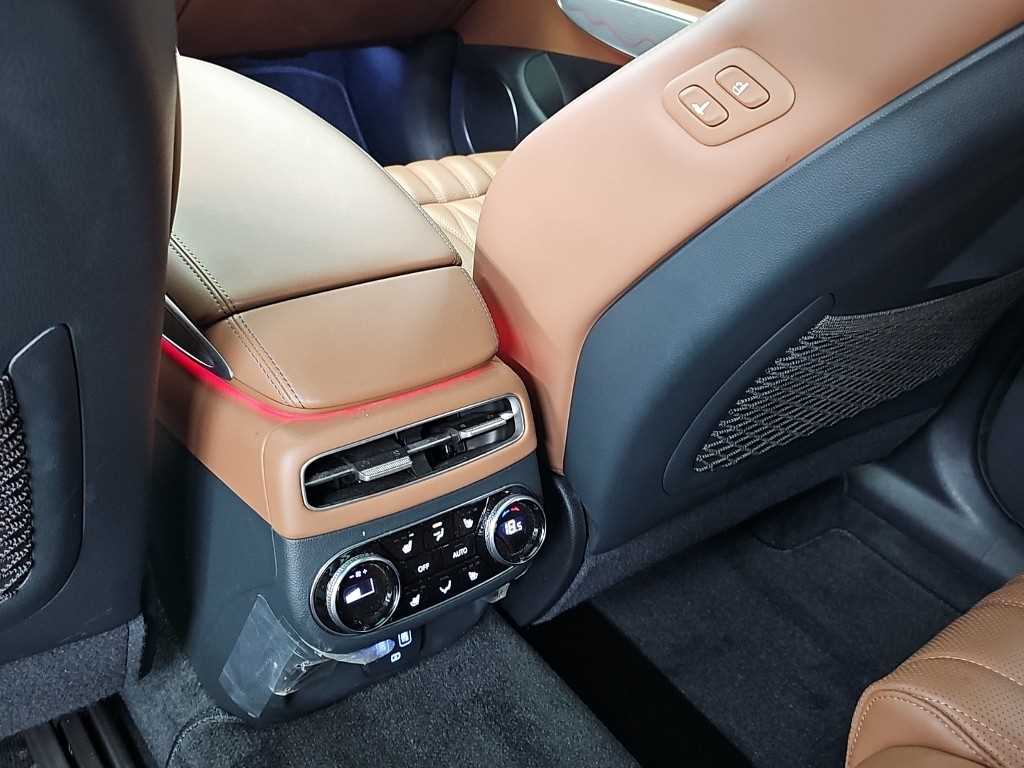 Genesis GV70 — photo 13