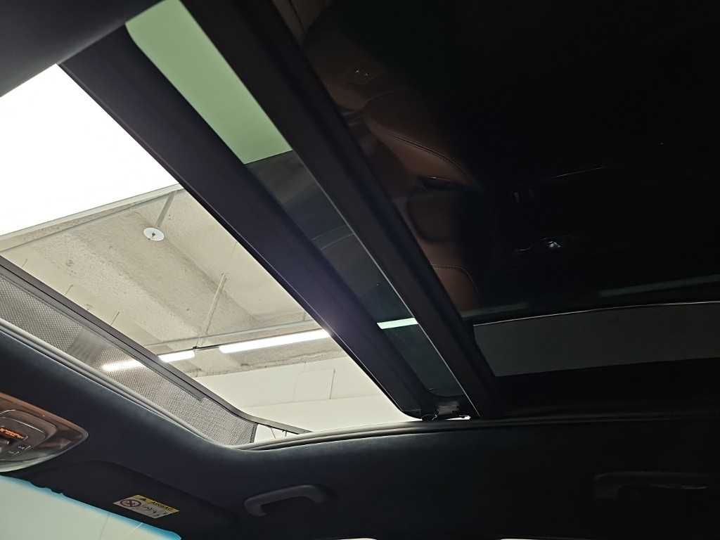 Genesis GV70 — photo 14