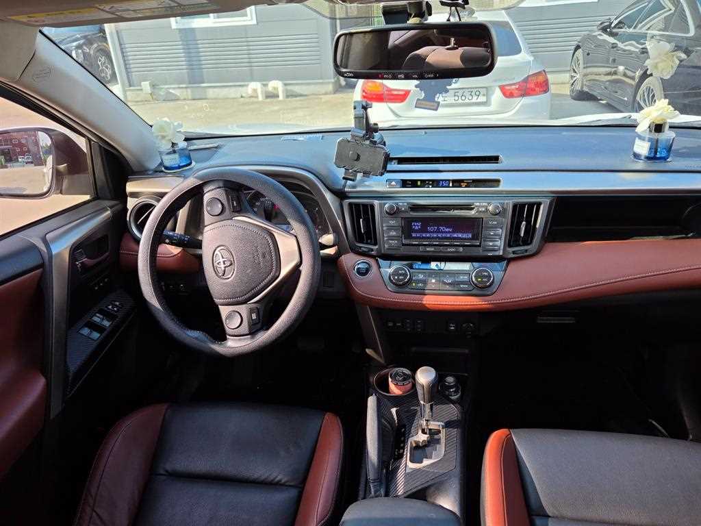 Toyota RAV4 — photo 04