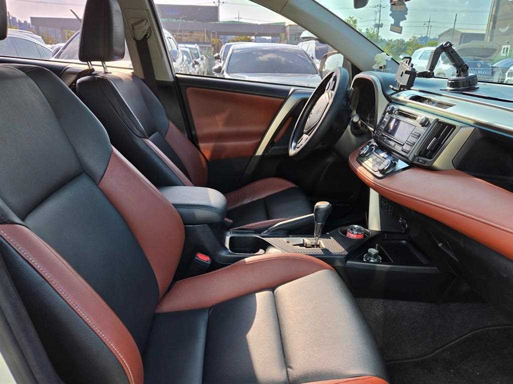 Toyota RAV4 — photo 05