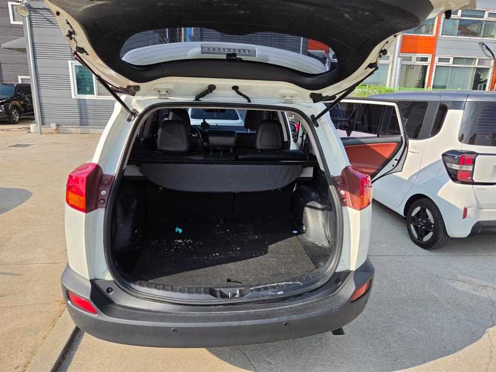 Toyota RAV4 — photo 18