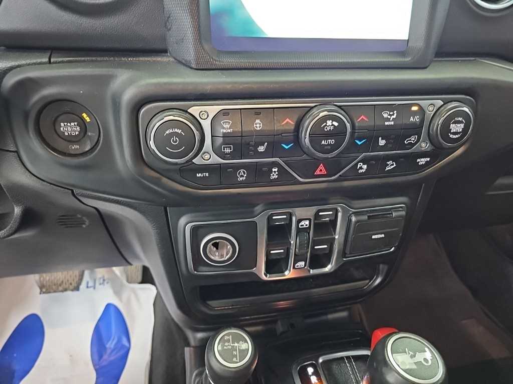 Jeep Wrangler — photo 10
