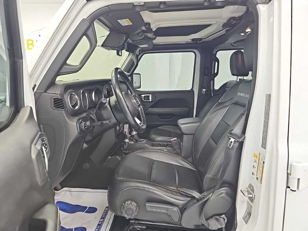 Jeep Wrangler — photo 11