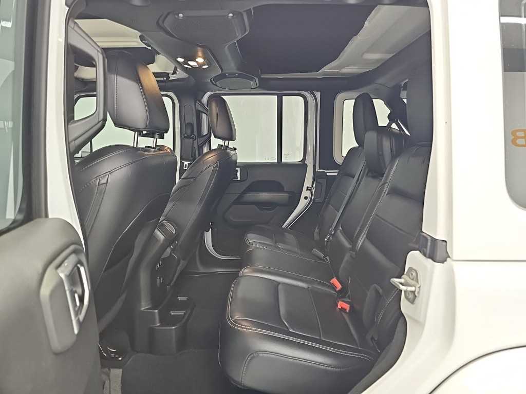 Jeep Wrangler — photo 12