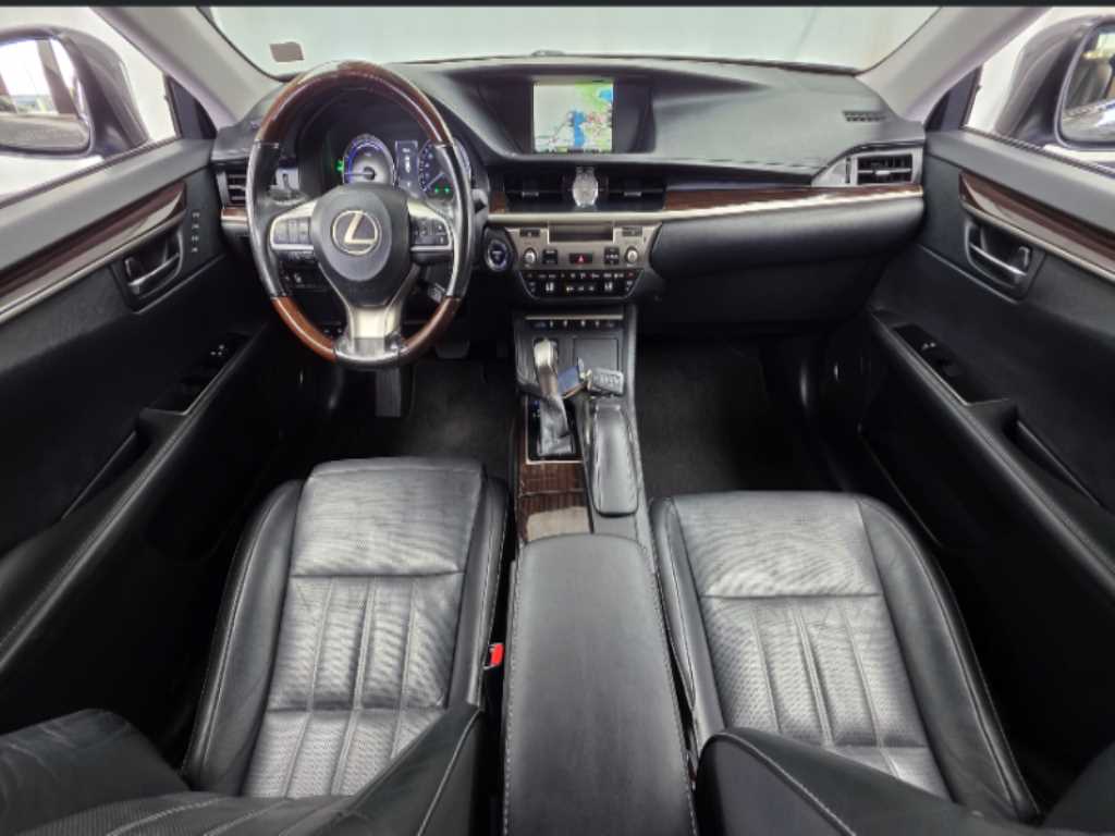Lexus ES — photo 07