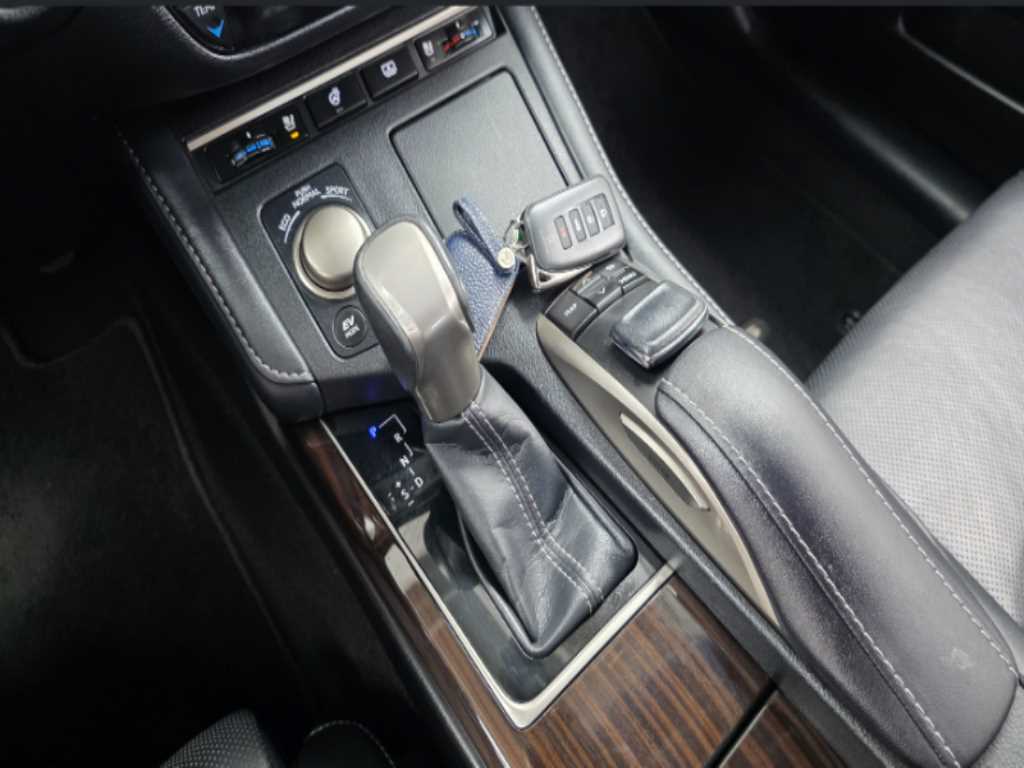 Lexus ES — photo 09