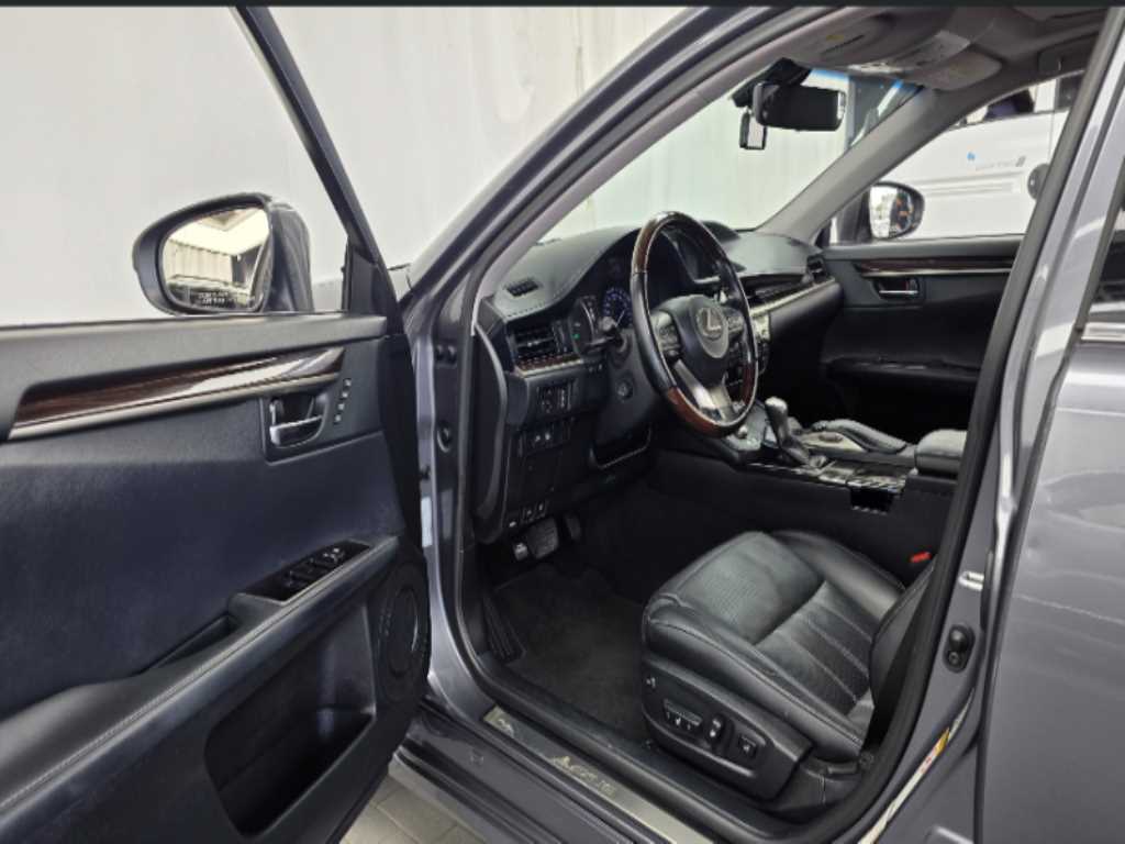 Lexus ES — photo 10