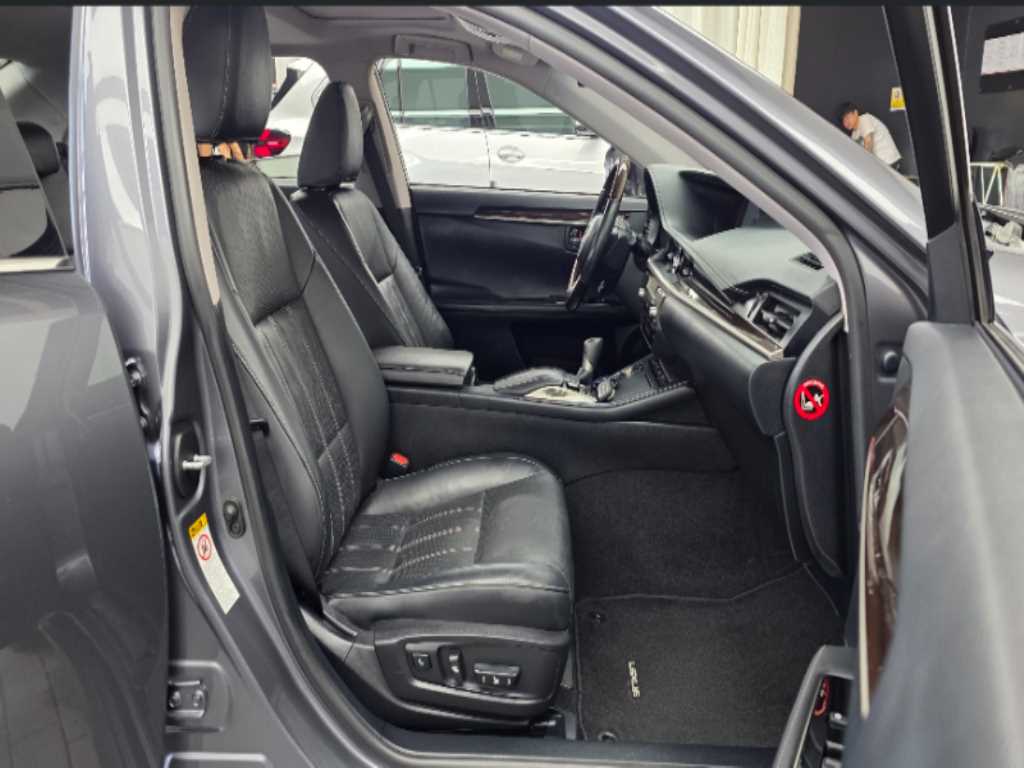Lexus ES — photo 11