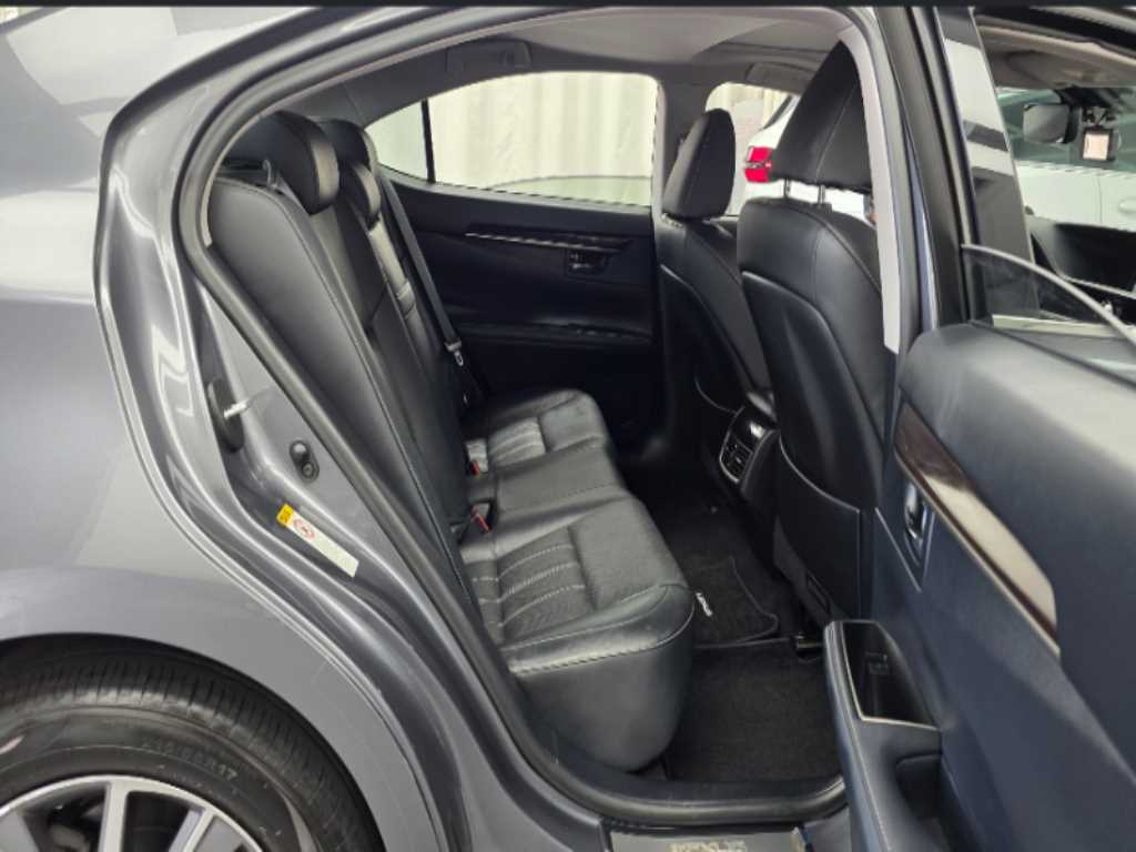 Lexus ES — photo 12