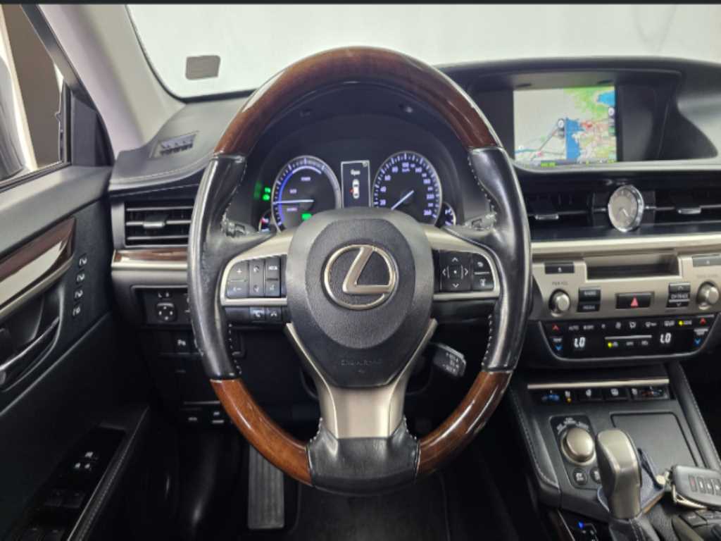 Lexus ES — photo 13