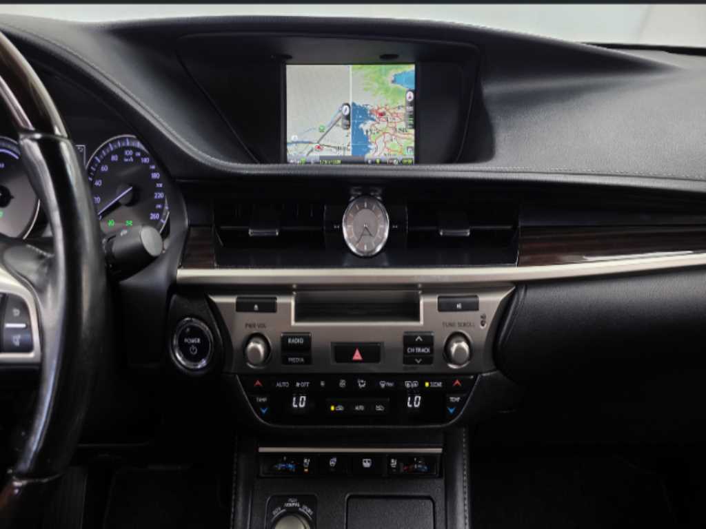 Lexus ES — photo 14