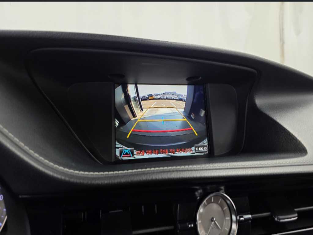 Lexus ES — photo 15