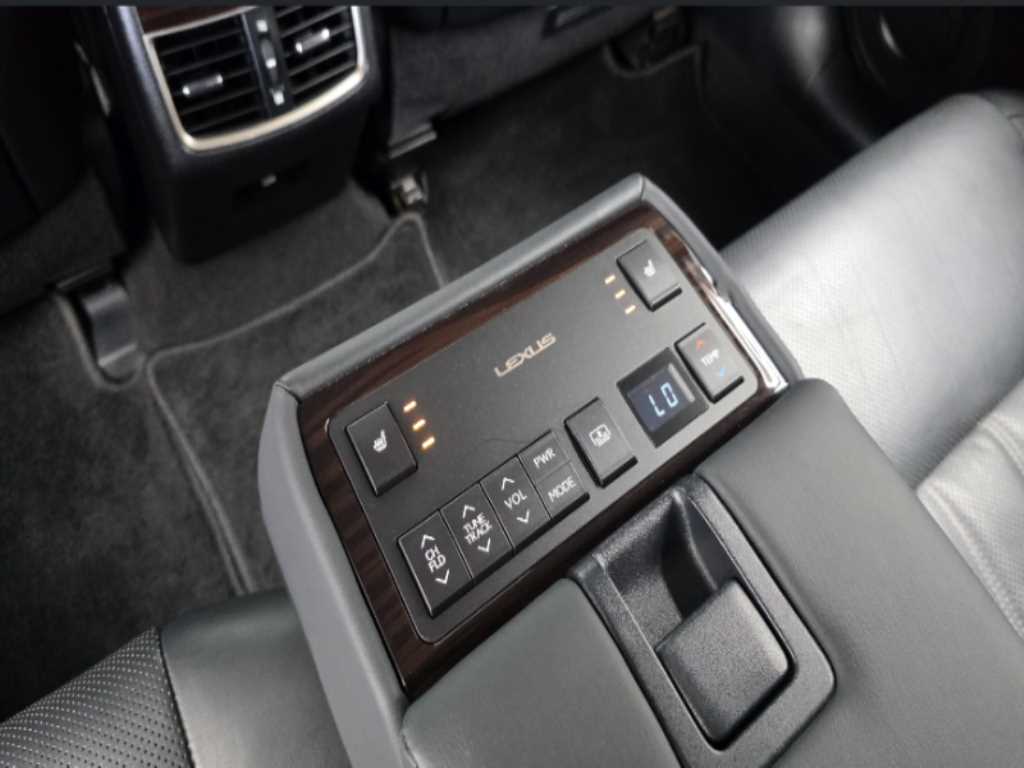 Lexus ES — photo 19