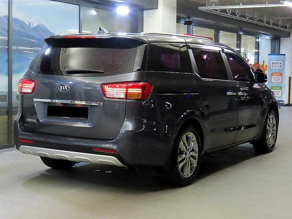 Kia Carnival — photo 04