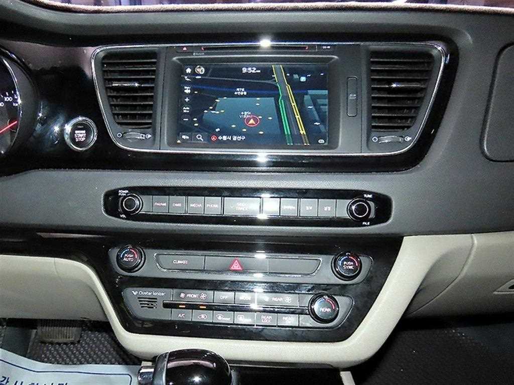Kia Carnival — photo 11