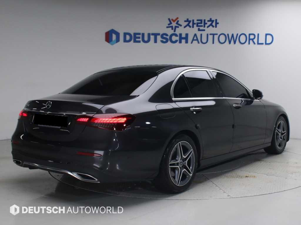 Mercedes-Benz E-Class — photo 03