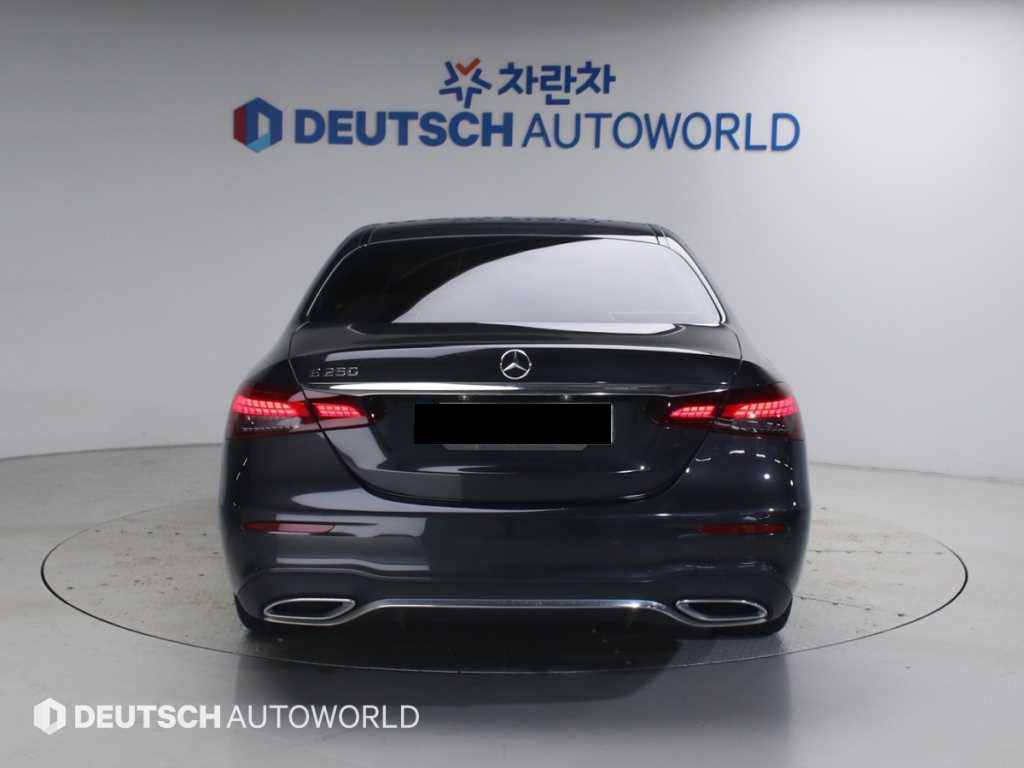 Mercedes-Benz E-Class — photo 04