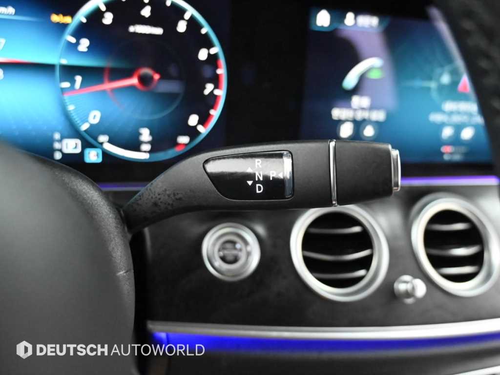 Mercedes-Benz E-Class — photo 09